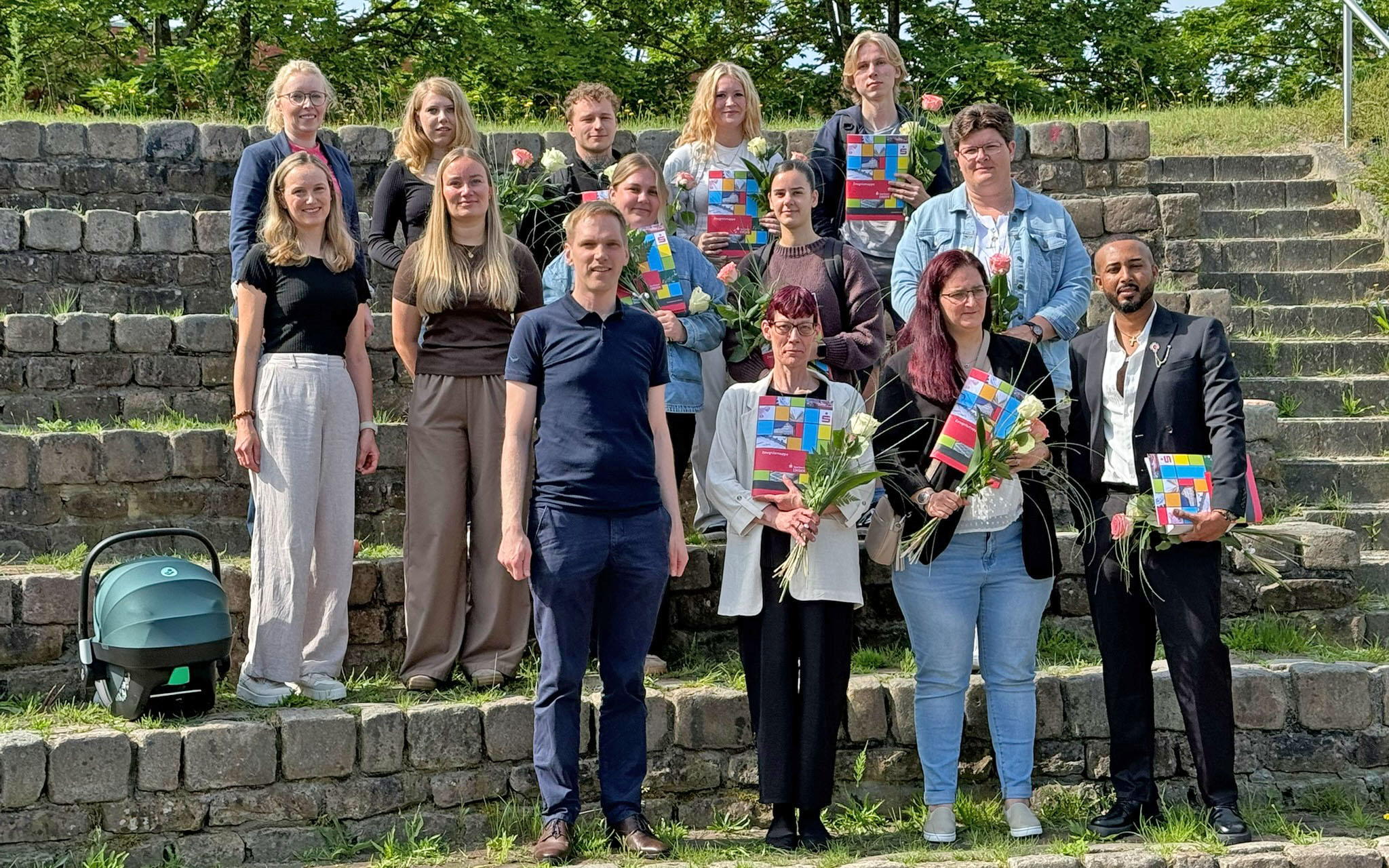 Pflegeassistentinnen und Pflegeassistenten erhalten Abschlusszeugnisse