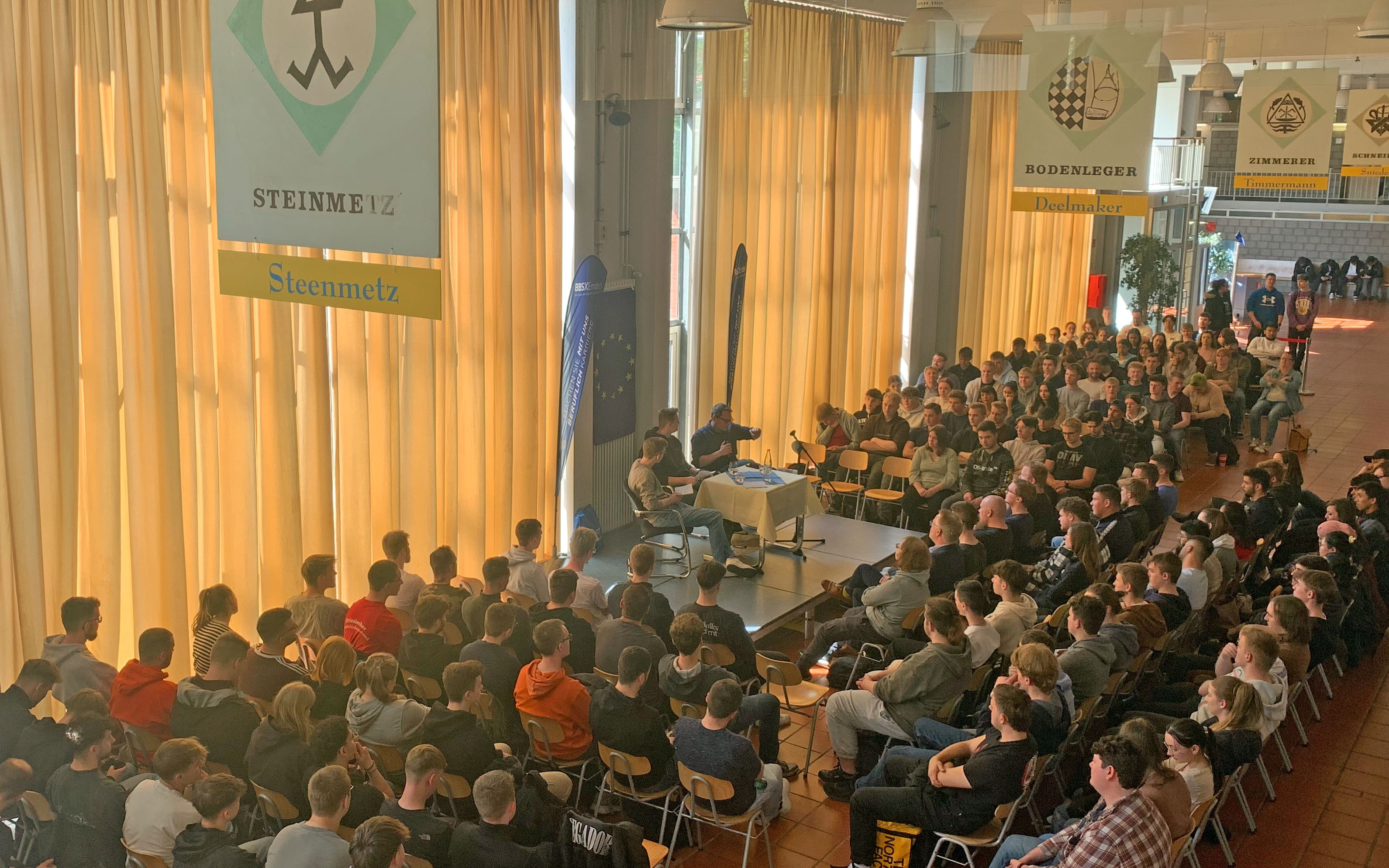 Was würden Sie machen, wenn Sie Deutschland und die EU für einen Tag verändern könnten?  EU-Politiker Tiemo Wölken zu Gast an den BBS II Emden