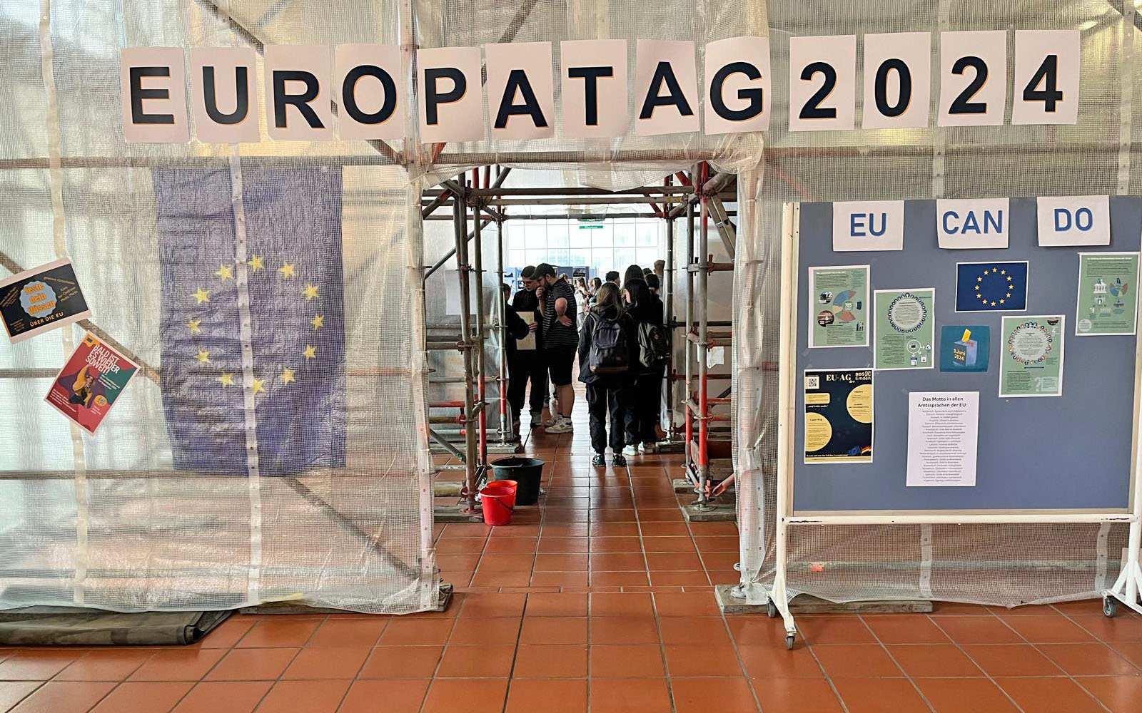 Aktionen zum Europatag werden im Foyer der BBS II Emden ausgestellt